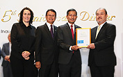 The Obayashi's engineer (right) received the finalist certification from CEO of the World GBC (left) at the ceremony on September 3 in Singapore